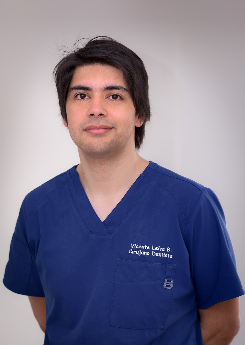 Vicente Leiva Basso, cirujano-dentista en Villarrica, con uniforme clínico azul